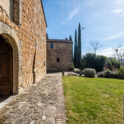 A wonderful stone property for sale near Montalcino, Tuscany (7)