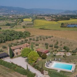 Cortona farmhouse with pool for sale in Tuscany