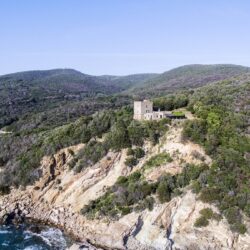 Fortress on the Tuscan coast with direct sea access (1)