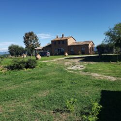 House with pool and annex to restore near Cortona and Montepulciano Tuscany (1)