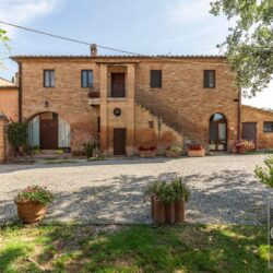 Large farmhouse for sale near Buonconvento Crete Senesi Tuscany (27)