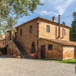 Large farmhouse for sale near Buonconvento Crete Senesi Tuscany (28)
