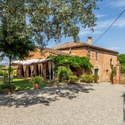 Large farmhouse for sale near Buonconvento Crete Senesi Tuscany (29)