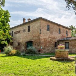 Large farmhouse for sale near Buonconvento Crete Senesi Tuscany (30)