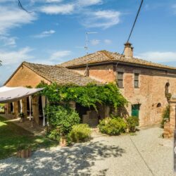 Large farmhouse for sale near Buonconvento Crete Senesi Tuscany (31)