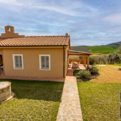 Tuscan property for sale with shared pool (25)