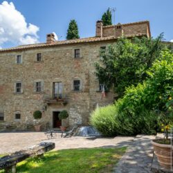 Wonderful agriturismo for sale Tuscany Umbria Cortona (6)
