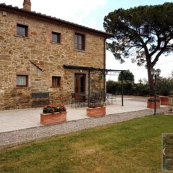 9 bedroom villa with pool for sale near Castiglion Fiorentino and Cortona in Tuscany (28)