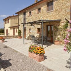 9 bedroom villa with pool for sale near Castiglion Fiorentino and Cortona in Tuscany (38)