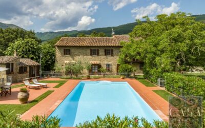Cortona Property with Annexes, Pool and Land