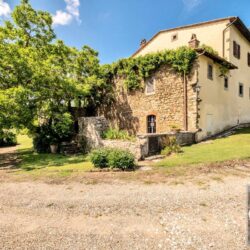 The perfect Tuscan property for sale in Chianti with pool (51)