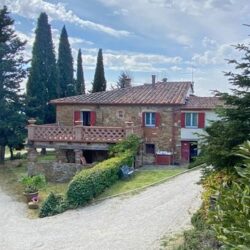 Tuscan Farmhouse with Pool for sale near Castiglion Fiorentino (1)