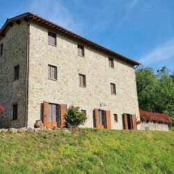 Tuscan stone house with pool, land and views for sale near Pescia (2)