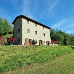 Tuscan stone house with pool, land and views for sale near Pescia (3)