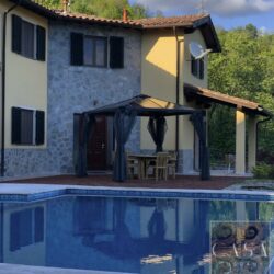 Villa with Infinity Pool and wonderful views for sale in Tuscany (13)