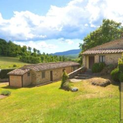 v566611 Farmhouse with annexes and pool for sale near Radicondoli in Tuscany (1)