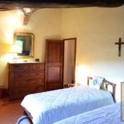v566611 Farmhouse with annexes and pool for sale near Radicondoli in Tuscany (18)