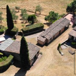 v566611 Farmhouse with annexes and pool for sale near Radicondoli in Tuscany (6)