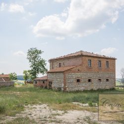 Montepulciano Farmhouse to Restore for Sale image 3