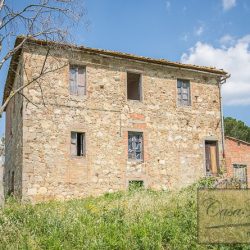 Montepulciano Farmhouse to Restore for Sale image 7
