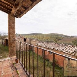 Large Val d'Orcia Property to Restore 8