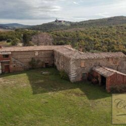 Large Val d'Orcia Property to Restore 4