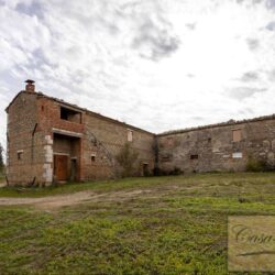 Large Val d'Orcia Property to Restore 5