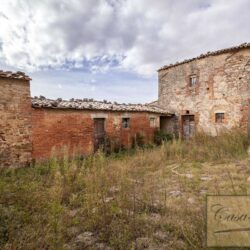 Large Val d'Orcia Property to Restore 7
