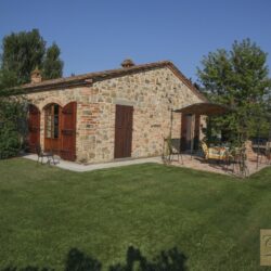 House on estate with pool for sale near Cortona Tuscany (1)