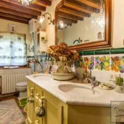Large Farmhouse with pool for sale near Gaiole in Chianti (28)