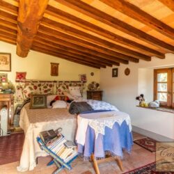 Large Farmhouse with pool for sale near Gaiole in Chianti (33)