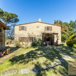 Large Farmhouse with pool for sale near Gaiole in Chianti (37)