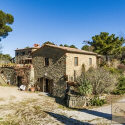 Large Farmhouse with pool for sale near Gaiole in Chianti (40)