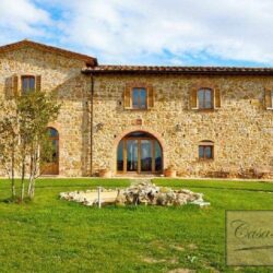 Large farmhouse estate for sale near Pienza Tuscany (1)