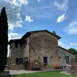 House with pool for sale near Cortona (13)
