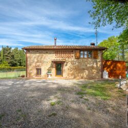 Stone house for sale near Castelfalfi Tuscany (17)