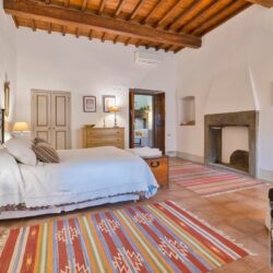 The perfect Tuscan property for sale in Chianti with pool (14)