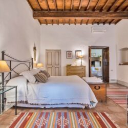 The perfect Tuscan property for sale in Chianti with pool (15)