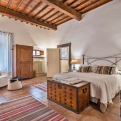 The perfect Tuscan property for sale in Chianti with pool (17)