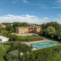9 Bedroom Farmhouse with Pool for sale near Foiano della Chiana Arezzo Tuscany (15)