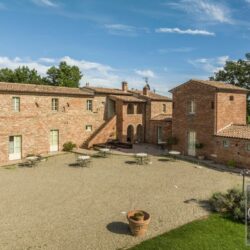 9 Bedroom Farmhouse with Pool for sale near Foiano della Chiana Arezzo Tuscany (20)