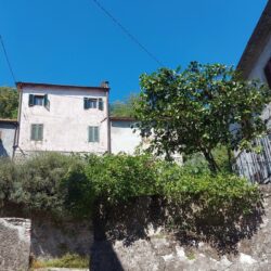 Village house for sale near Bagni di Lucca (1)