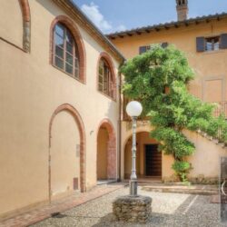 Large Historic Villa for sale near Lucignano Tuscany (20)