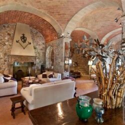 A luxury castle for sale in Tuscany Italy (4)