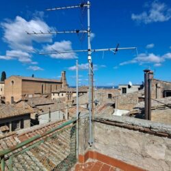 Large 4 storey property with terrace for sale in San Gimignano Tuscany (15)