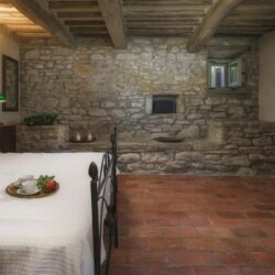 A wonderful house for sale with pool near Cortona in Tuscany (37)