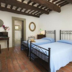 A wonderful house for sale with pool near Cortona in Tuscany (39)