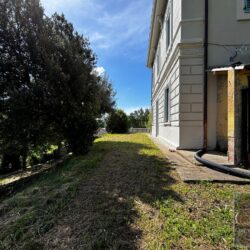 Elegant villa with terraces for sale near Pisa Tuscany (28)