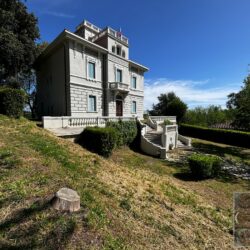 Elegant villa with terraces for sale near Pisa Tuscany (36)