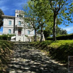 Elegant villa with terraces for sale near Pisa Tuscany (43)
